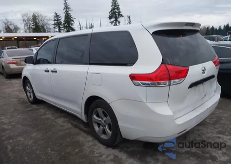 2012 Toyota Sienna Base 7 Passenger z USA, uszkodzony, nr VIN 5TDKA3DC1CS015992